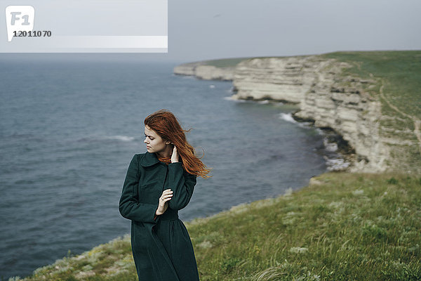Kaukasische Frau steht in der Nähe von Meer