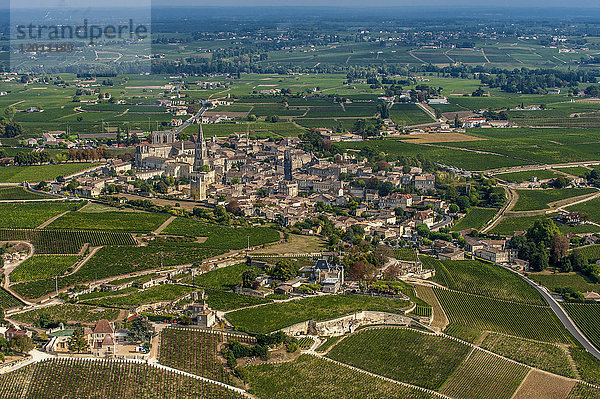 Frankreich  Gironde  Luftaufnahme von Chateau Ausone und Saint-Emilion (UNESCO-Welterbe)