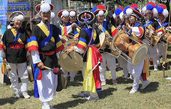 Hawaii  Oahu  Waikiki  Koreanisches Festival  Trommler  Menschen