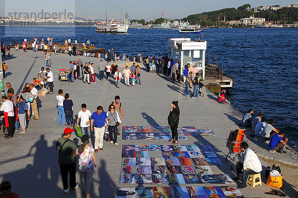 Türkei  Istanbul  Bezirk Beyoglu  in der Nähe der Galata-Brücke