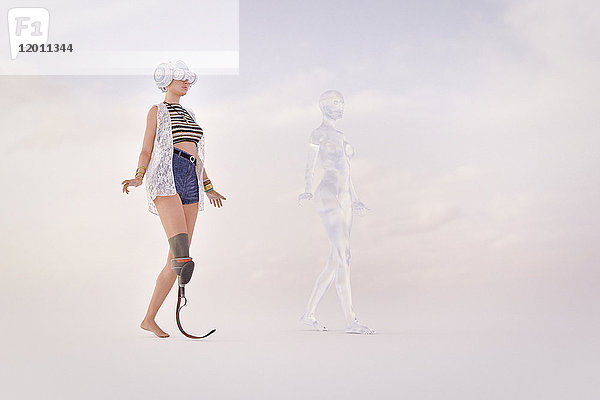 Frau mit Beinprothese trägt Virtual-Reality-Brille