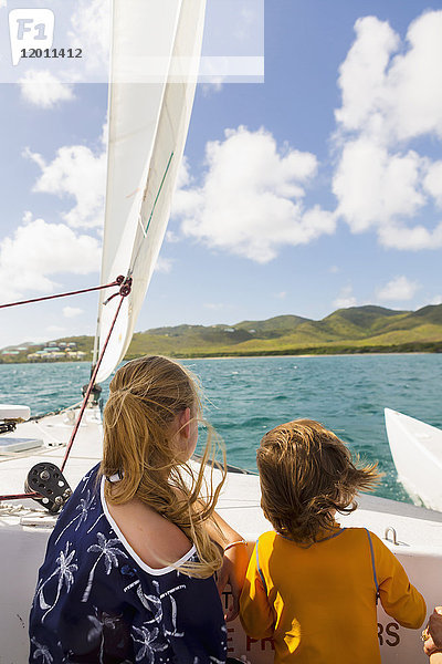 Kaukasischer Bruder und Schwester auf Segelboot