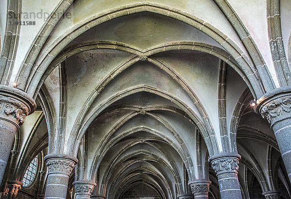 Normandie  die Abtei Mont Saint Michel  der Rittersaal (UNESCO-Weltkulturerbe) (auf dem Weg nach Santiago de Compostela)