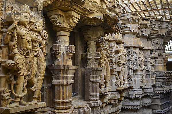 Schnitzereien an den Wänden und Säulen des Jain-Tempels.