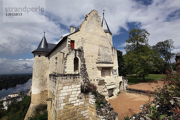 Frankreich  Indre et Loire  Chateau Royal de Chinon. Blick auf die alten Häuser  in denen sich Jeanne d'Arcs und Karl VII. trafen. Chinon und der Fluss Vienne unterhalb.