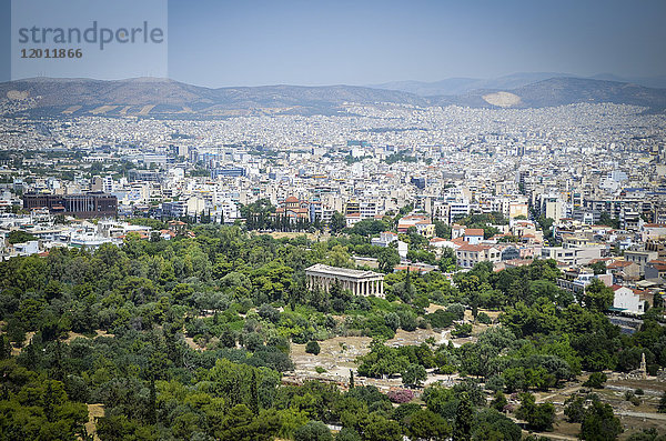 Stadtbild von Athen  Griechenland  mit dem Parthenon im Vordergrund.