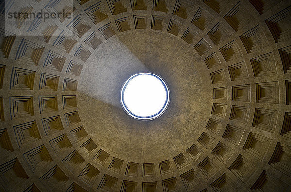 Innenansicht des Pantheon  Rom  Italien. Ansicht der Kuppel von direkt unten.