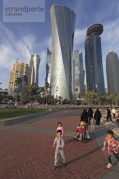Katar  Doha  West Bay  Geschäftsviertel  Skyline  Al Corniche  Menschen