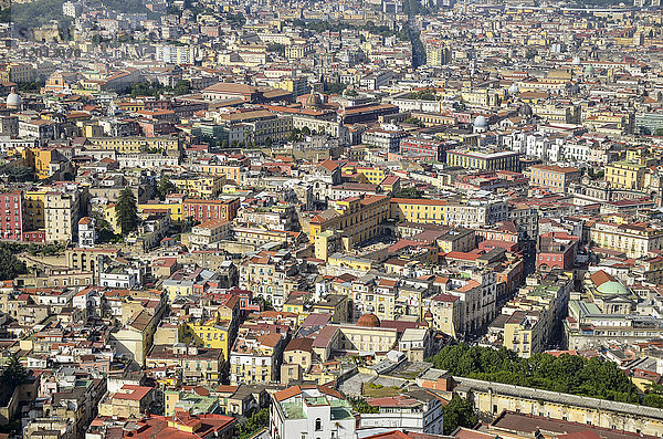Luftaufnahme des Stadtzentrums von Neapel mit historischen Gebäuden.