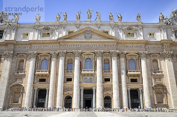 Der Petersdom in Rom  italienische Renaissance-Architektur und UNESCO-Weltkulturerbe. Fassade mit Säulen  Inschrift und Statuen religiöser Figuren auf der Dachlinie.