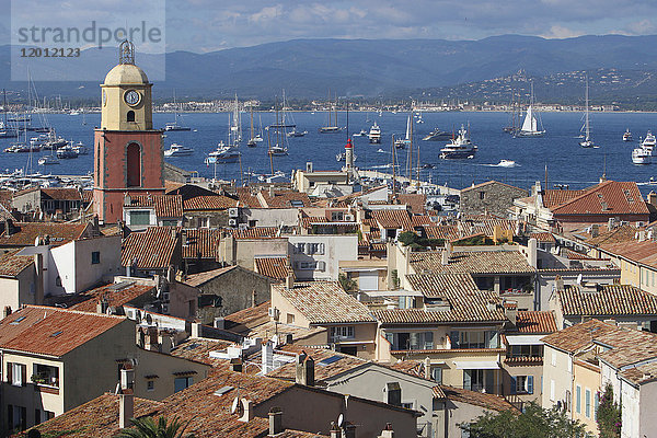 Frankreich  Departement Var  Blick auf die alten Dächer und die Kirche der Stadt Saint-Tropez  im Hintergrund Segelboote