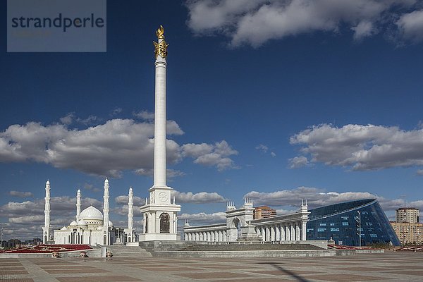 Kasachstan  Astana City  Neue Verwaltungsstadt  Kazak Yeli (Kasachisches Land) Monument und Hazret Sultan Moschee  Fotopunkt: Bereich Pyramide