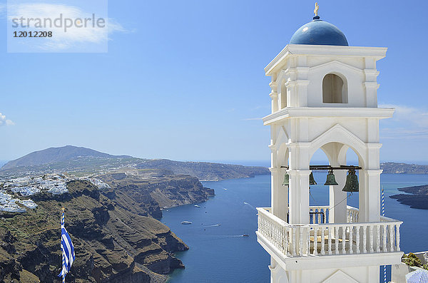 Traditioneller weißer Glockenturm einer Kirche auf der Insel Santorin  Griechenland.