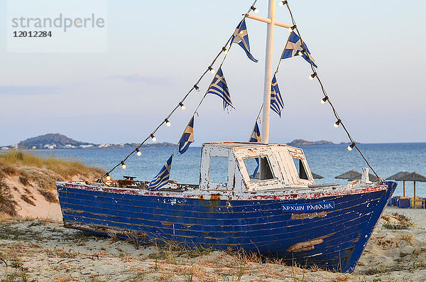 Traditionelles altes blaues Fischerboot an einem Strand  Insel Naxos  Griechenland.