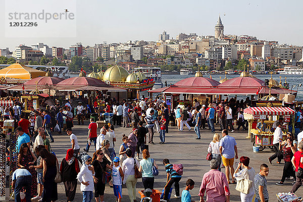 Türkei  Istanbul (Stadtbezirk Fatih) Eminonu-Viertel  Restaurants in der Nähe des Bosporus  Galata-Turm im Hintergrund