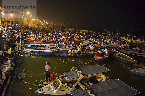 große Gruppe von Menschen auf Booten  die nachts auf dem Ganges bei Varanasi  Indien  vor Anker lagen.