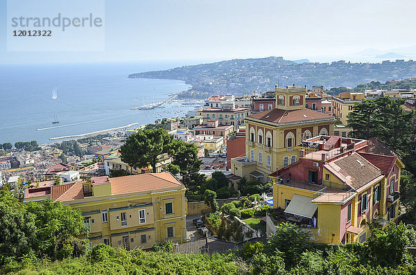 Blick über die Bucht von Neapel an der Küstenlinie Kampaniens. Historische Gebäude  sowie Yachthafen und Strände.