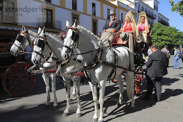 Spanien  Andalusien  Sevilla  Messe  Feria de abril  Menschen  Pferdewagen