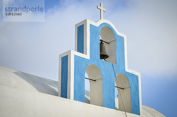 Traditioneller blauer Glockenturm einer Kirche auf der Insel Santorin  Griechenland.