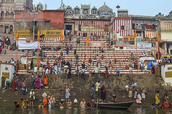 Menschenmassen am Flussufer des Ganges in Varanasi  Indien.