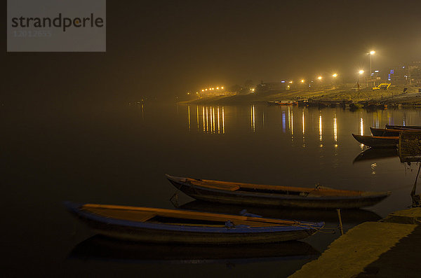 Boote legten nachts auf dem Ganges bei Varanasi  Indien  an.