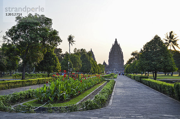 Sewu  ein Tempel des Mahayana-Buddhismus aus dem 8. Jahrhundert im Prambanan-Tempelkomplex. Silhouette eines Stupaturms gegen den Sonnenuntergang.