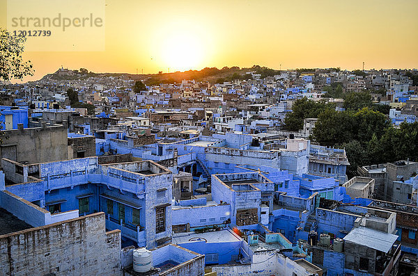 Sonnenuntergang und das verblassende glühende Licht auf den Dächern der blau-weißen Gebäude der Stadt Jodhpur.