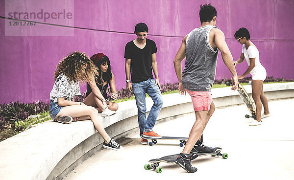 Eine Gruppe junger Skateboarder in einem Skatepark.