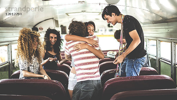 Eine Gruppe junger Menschen auf einer Party in einem Schulbus.