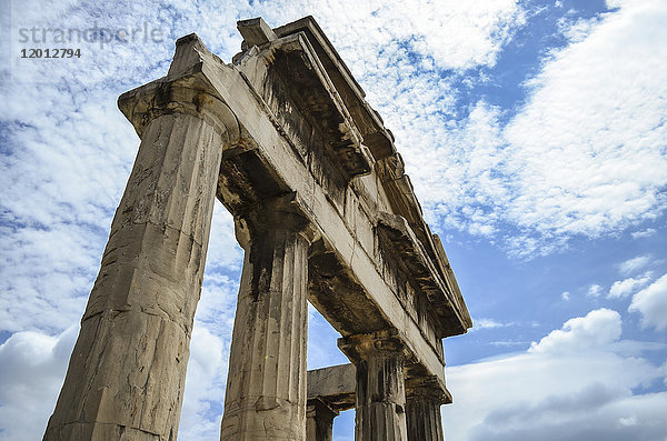 Niedrigwinkel-Nahaufnahme eines klassischen griechischen Tempels  Athen  Griechenland.