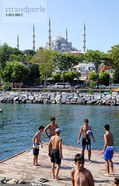 Türkei  Istanbul  Catladi Kapi Hafen  Sultanahmet Moschee (Blaue Moschee) im Hintergrund