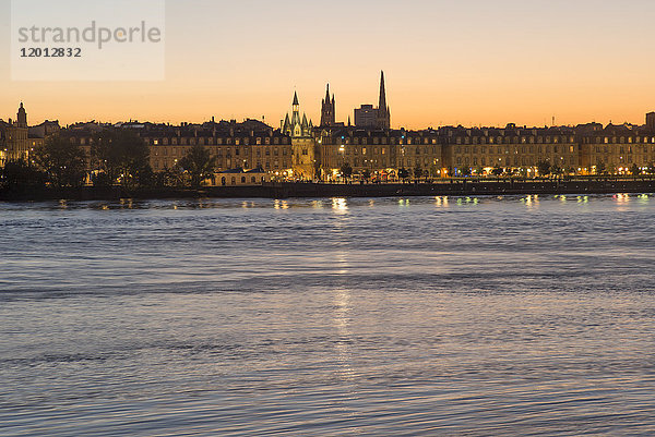 Frankreich  Südwestfrankreich  Bordeaux  Fluss Garonne  Blick auf die Stadt