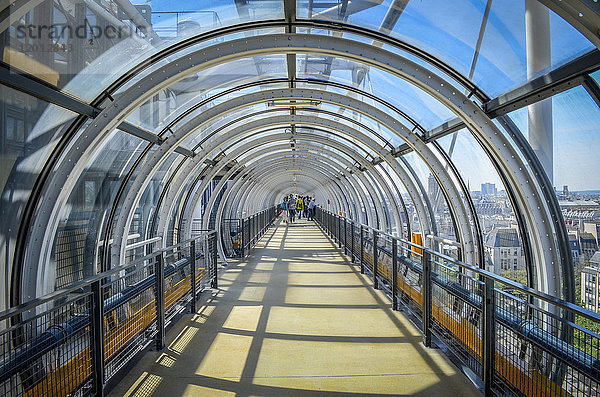 Glastunnel im Centre Pompidou  Paris  Frankreich.
