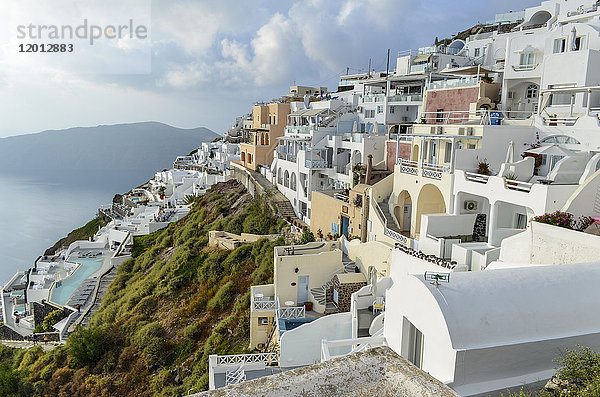Blick auf traditionelle weiß getünchte Gebäude auf der Insel Santorin  Griechenland.