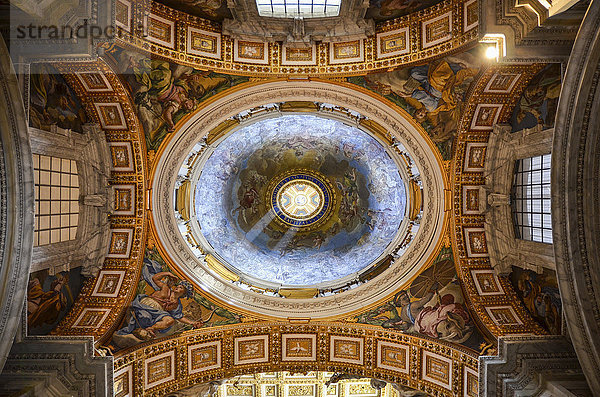 Der Petersdom in Rom  italienische Renaissance-Architektur und UNESCO-Weltkulturerbe. Innenansichten der Kuppeldecke mit sakralen Kunstwerken und Fresken.