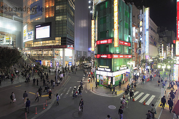 Japan  Tokio  Shinjuku  Straßenszene  Nachtleben  Menschen