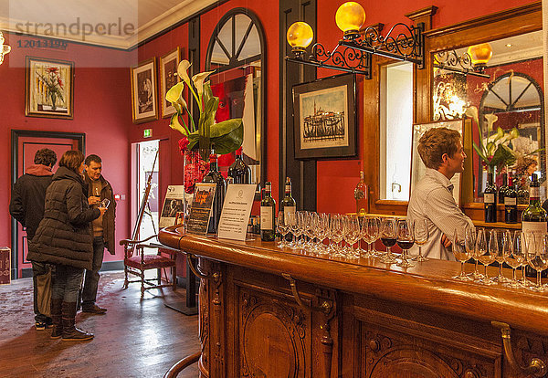 Frankreich  Gironde  Weinberg AOC Pessao-Leognan  Chateau Pape-Clement  Eigentümer Bernard Magrez  Verkostungstheke im Souvenirladen