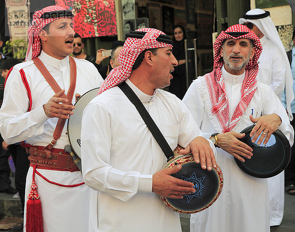 Katar  Doha  Souq Waqif  Männer  Musiker