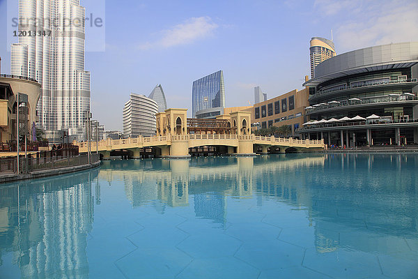 Vereinigte Arabische Emirate  Dubai  Stadtzentrum  Skyline  Brücke über Lagune