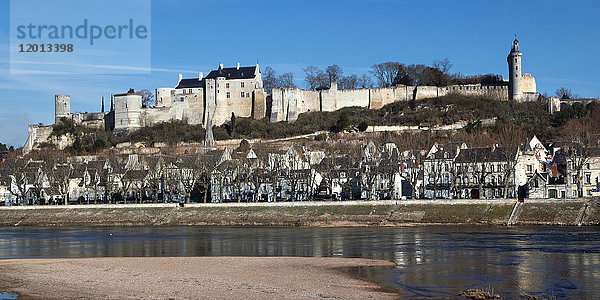 Frankreich  Indre et Loire  Chateau Royal de Chinon. Gesamtansicht der Festung über der Stadt. Gesamtansicht vom Ufer der Vienne.
