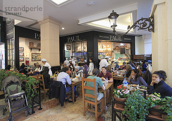 Vereinigte Arabische Emirate  Dubai  Mall of the Emirates  Cafe  Restaurant  Menschen