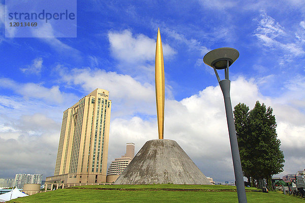 Japan Tokio  OdaibaJapan  Tokio. Odaiba. Flamme der Freiheit im Symbol Promenade Park in Tokio