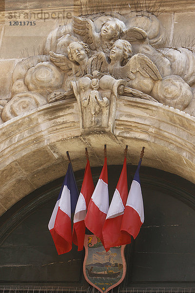 Frankreich  Departement Var  Stadt Saint-Tropez  Zoom auf Skulptur und Fahnen an der Fassade der Kirche Notre-Dame de l'Assomption .