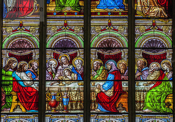 Frankreich  Gironde  St. Emilion (UNESCO-Welterbe)  Glasmalerei des letzten Abendmahls in der Stiftskirche