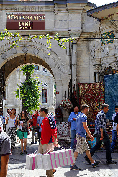 Türkei  Istanbul  Stadtteil Beyazit  Tor der Nuruosmaniye-Moschee  das zum Großen Basar führt