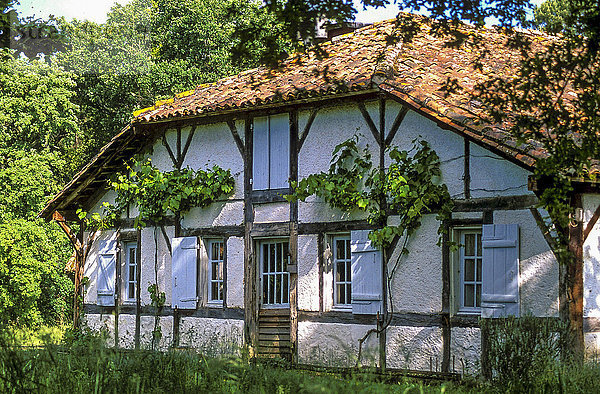 Frankreich  LAndes  Pontenx-les-Forges  traditionelles Lehm-Fachwerkhaus  18.