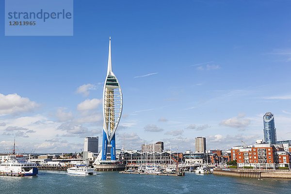 England  Hampshire  Portsmouth  Spinnaker Tower und Stadtsilhouette