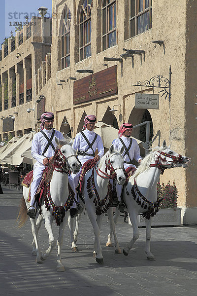 Katar  Doha  Souq Waqif  Reiterinnen und Reiter