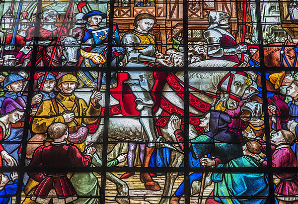 Bretagne  Fougeres  Glasfenster der Kirche St. Sulpice mit Jeanne d'Arc auf einem Pferd (auf dem Weg nach Santiago de Compostella)