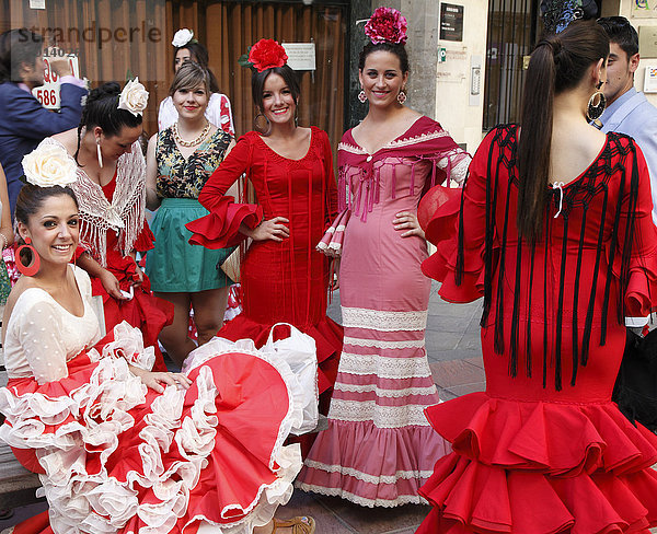Spanien  Andalusien  Sevilla  Messe  Feria de abril  Menschen  Fest  traditionelle Kleidung  Frauen